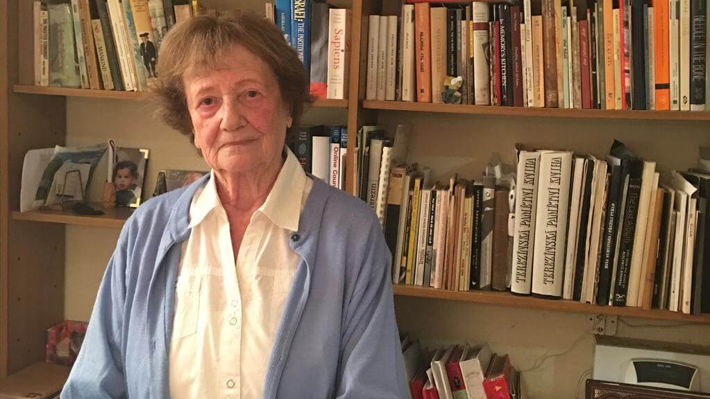 Dita Kraus lângă biblioteca sa - The Jewish Chronicle